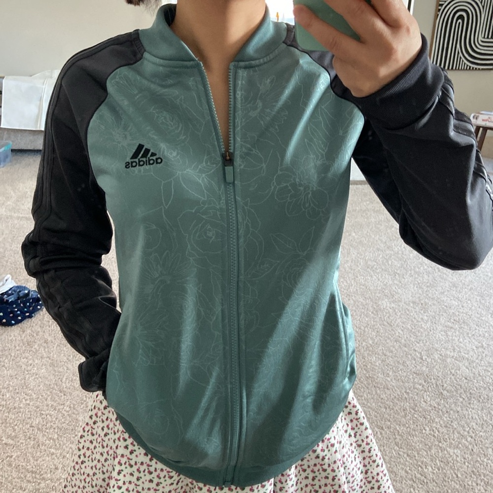 Adidas zip up jacket. Xs-s